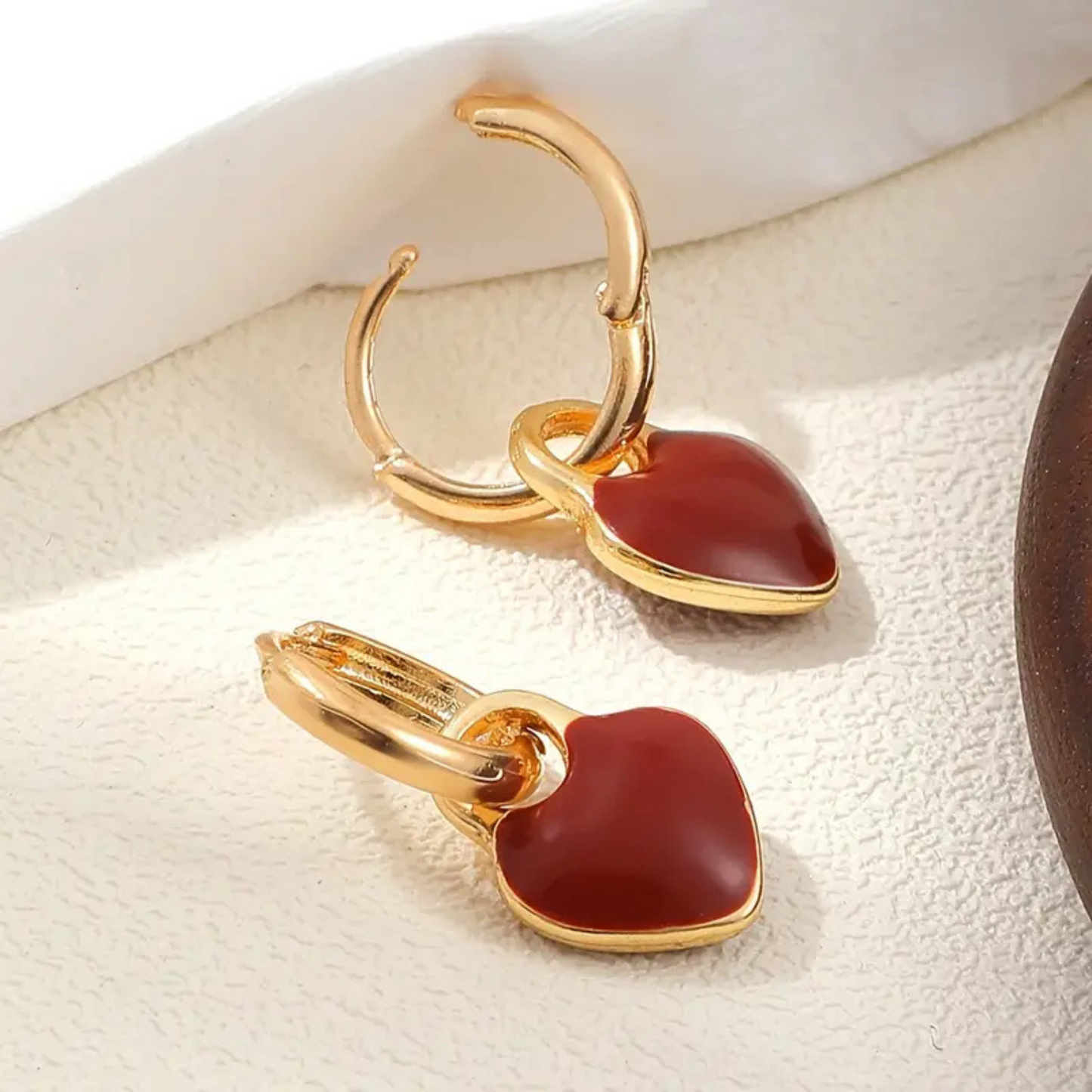 Kırmızı kalp charm gold küpe